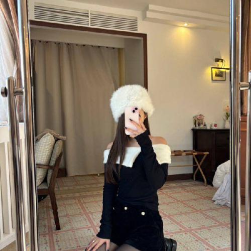 Кофта с открытыми плечами